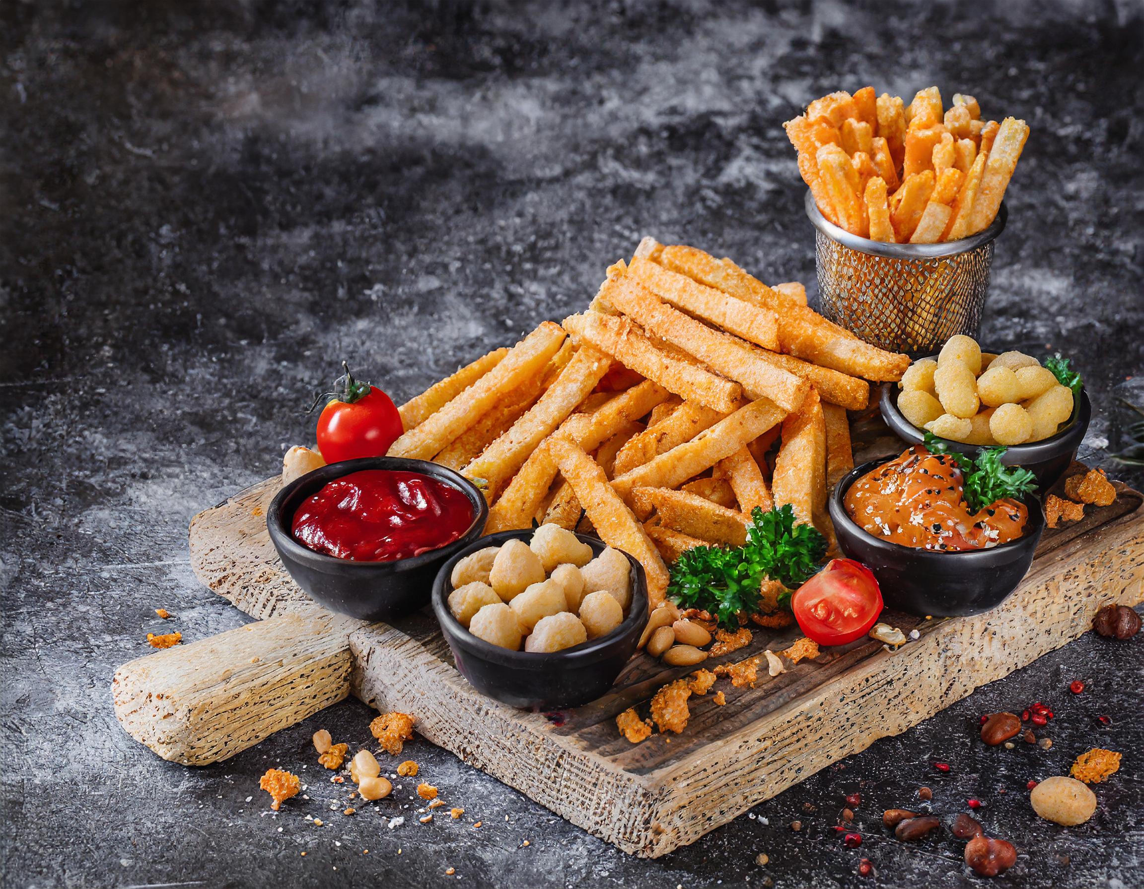 Pommes Frites in moderner Präsentation mit kreativen Soßenvariationen